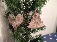 Hjerte og juletræ lavet i bark fra et birketræ til pynt på en gren