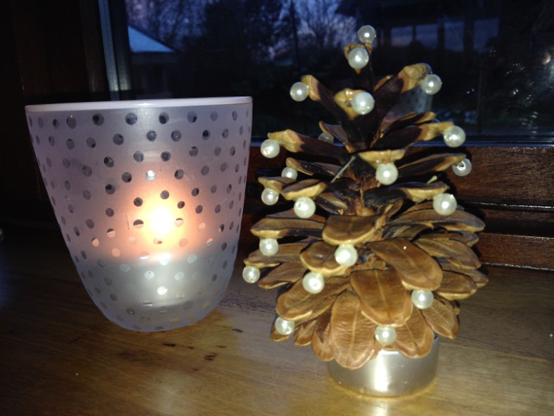 Juletræ lavet af kogle med perler