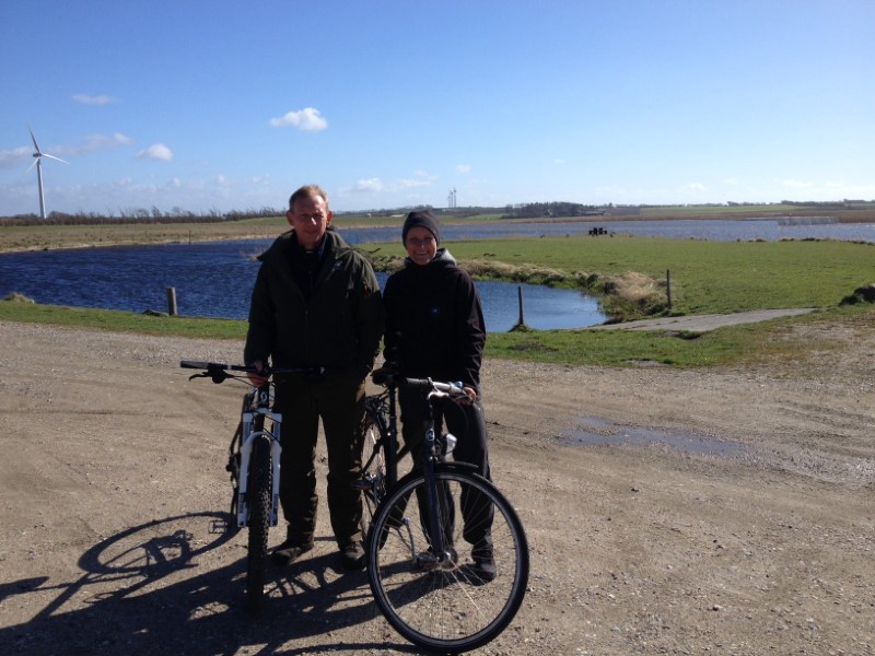 Karin og Lars på cykeltur rundt om Vilsted Sø