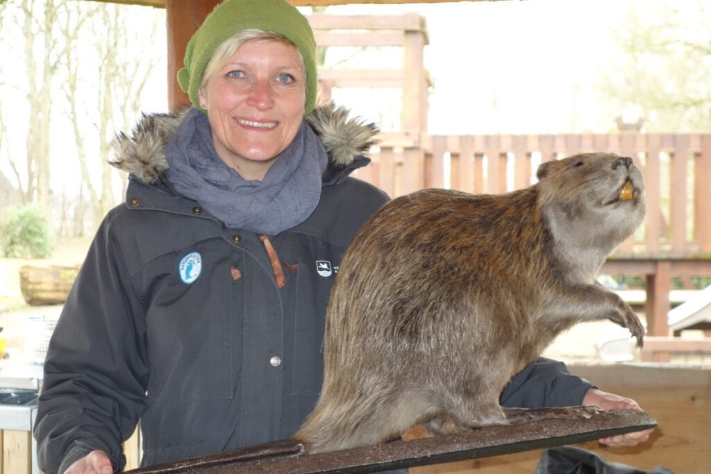 Karin med udstoppet bæver