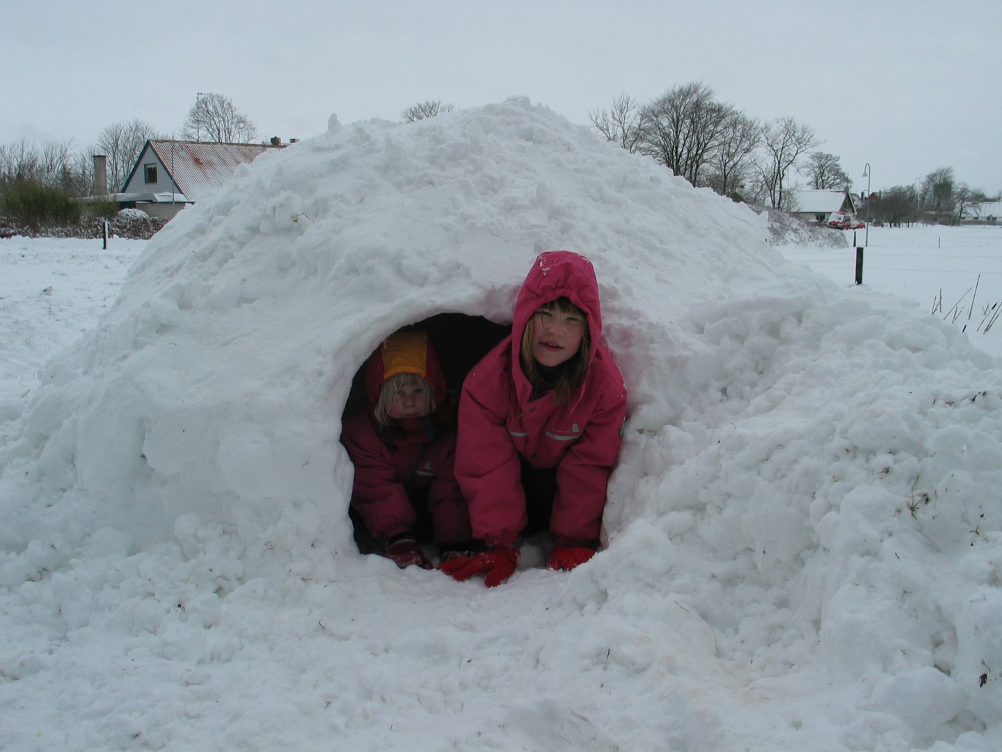 2 friske piger i snehule