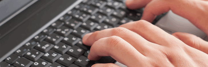 hænder der skriver på et tastatur