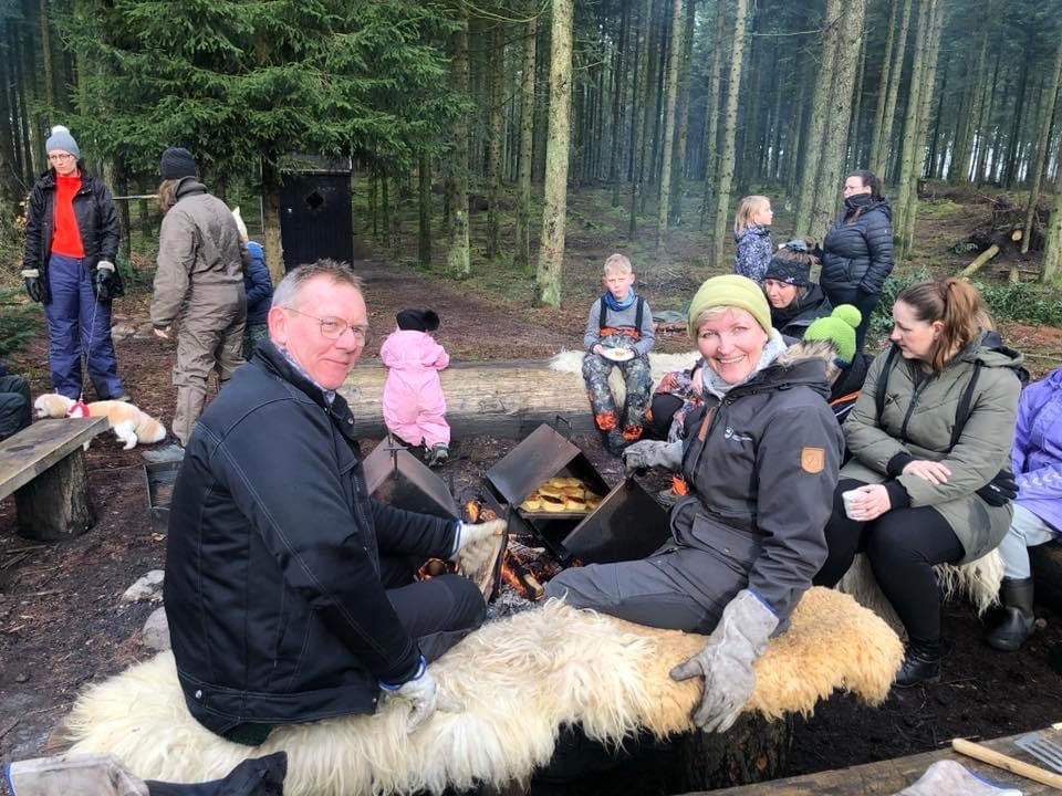 Naturvejledere bage fastelavnsboller i bålovn