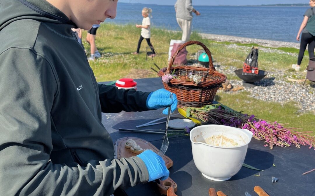 Dreng tilberede vild mad